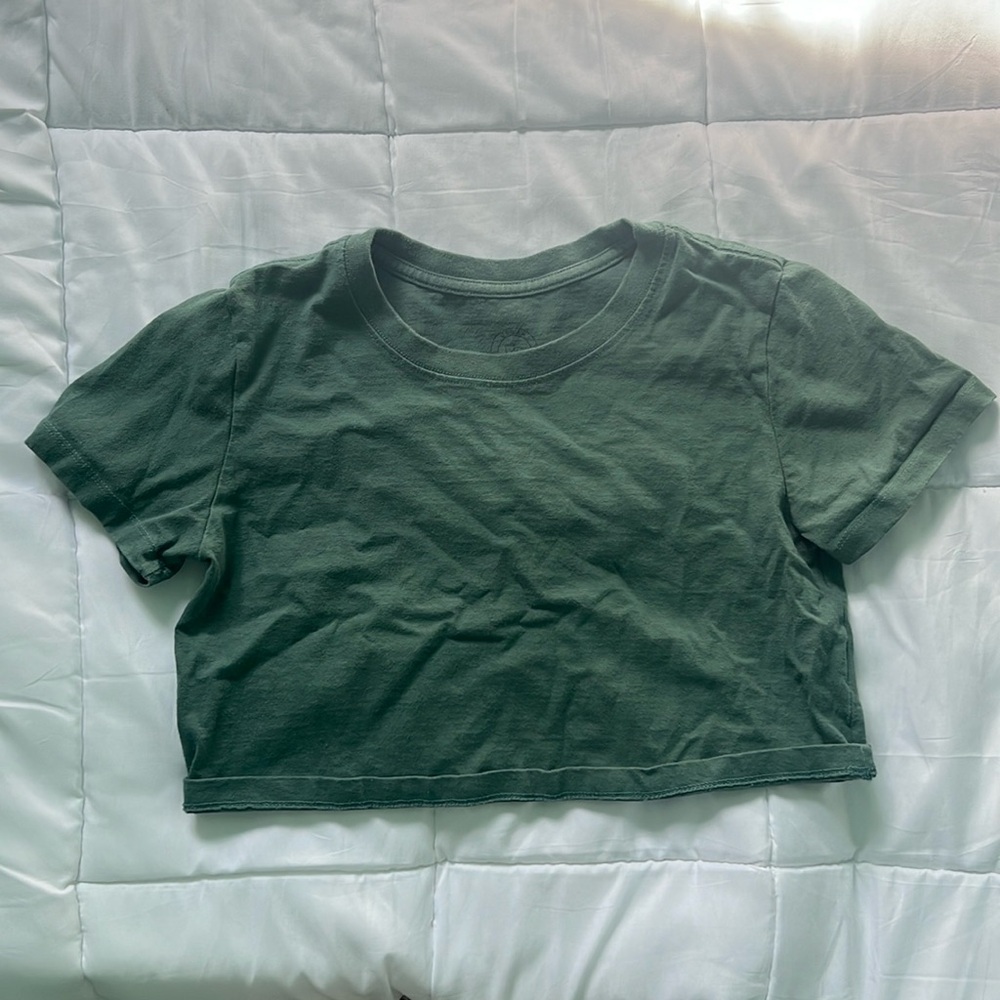 Urban Outfitters green cropped Tshirt. XS.